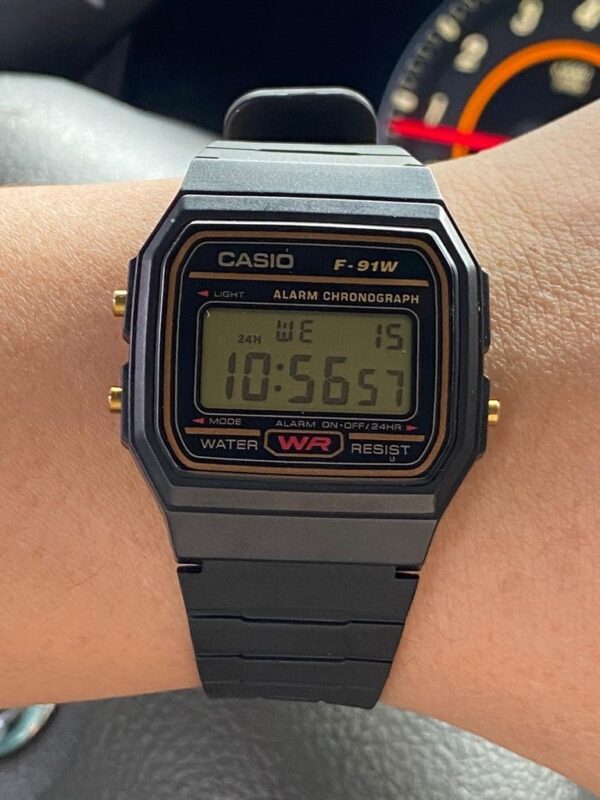 Casio Relógio esportivo digital clássico F91W-1 Preto Dourado